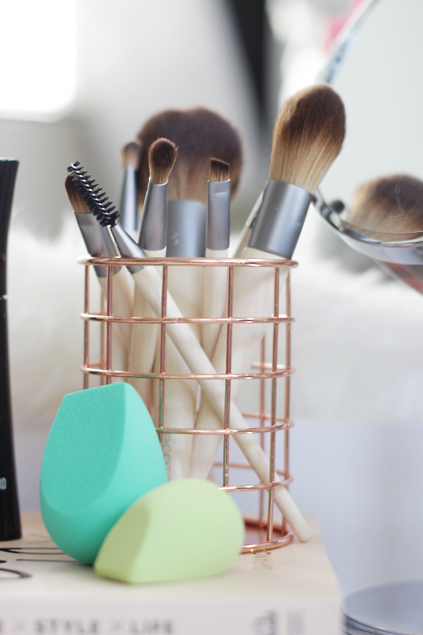 We all love makeup right? But when it comes to brushes we are at times a bit clueless about what brush to use with what? We have you covered, today we are chatting Essential Makeup Brushes and the hows and whys to use them.