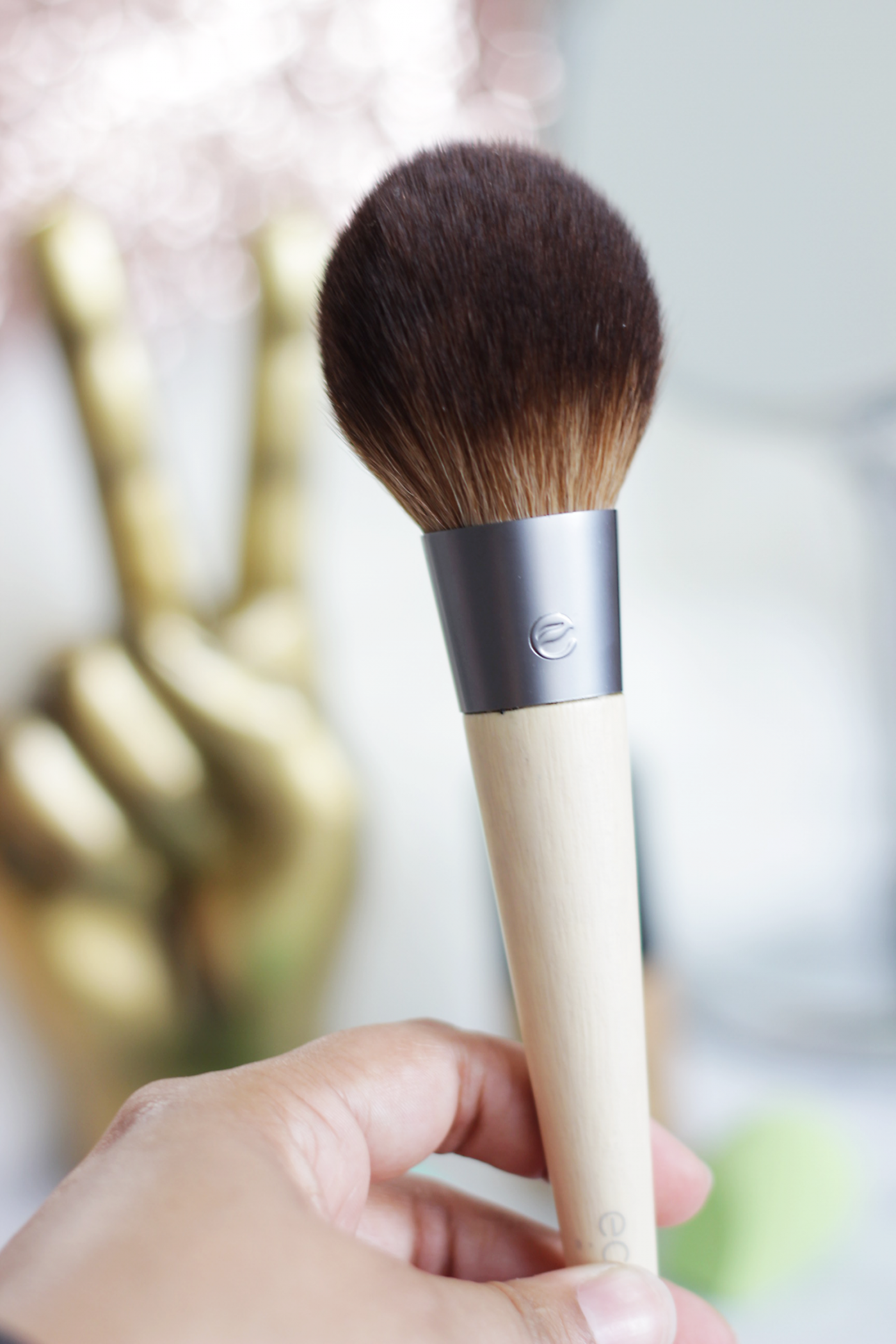 We all love makeup right? But when it comes to brushes we are at times a bit clueless about what brush to use with what? We have you covered, today we are chatting Essential Makeup Brushes and the hows and whys to use them.