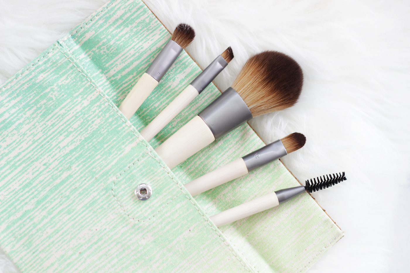 We all love makeup right? But when it comes to brushes we are at times a bit clueless about what brush to use with what? We have you covered, today we are chatting Essential Makeup Brushes and the hows and whys to use them.