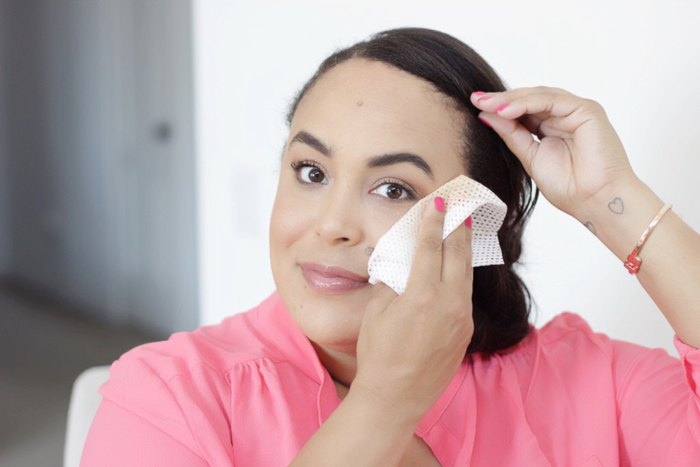 Having combination skin paired with the no-makeup trend isn’t always the easiest. Luckily I found the BEST affordable cleansing cloth for combination skin! 