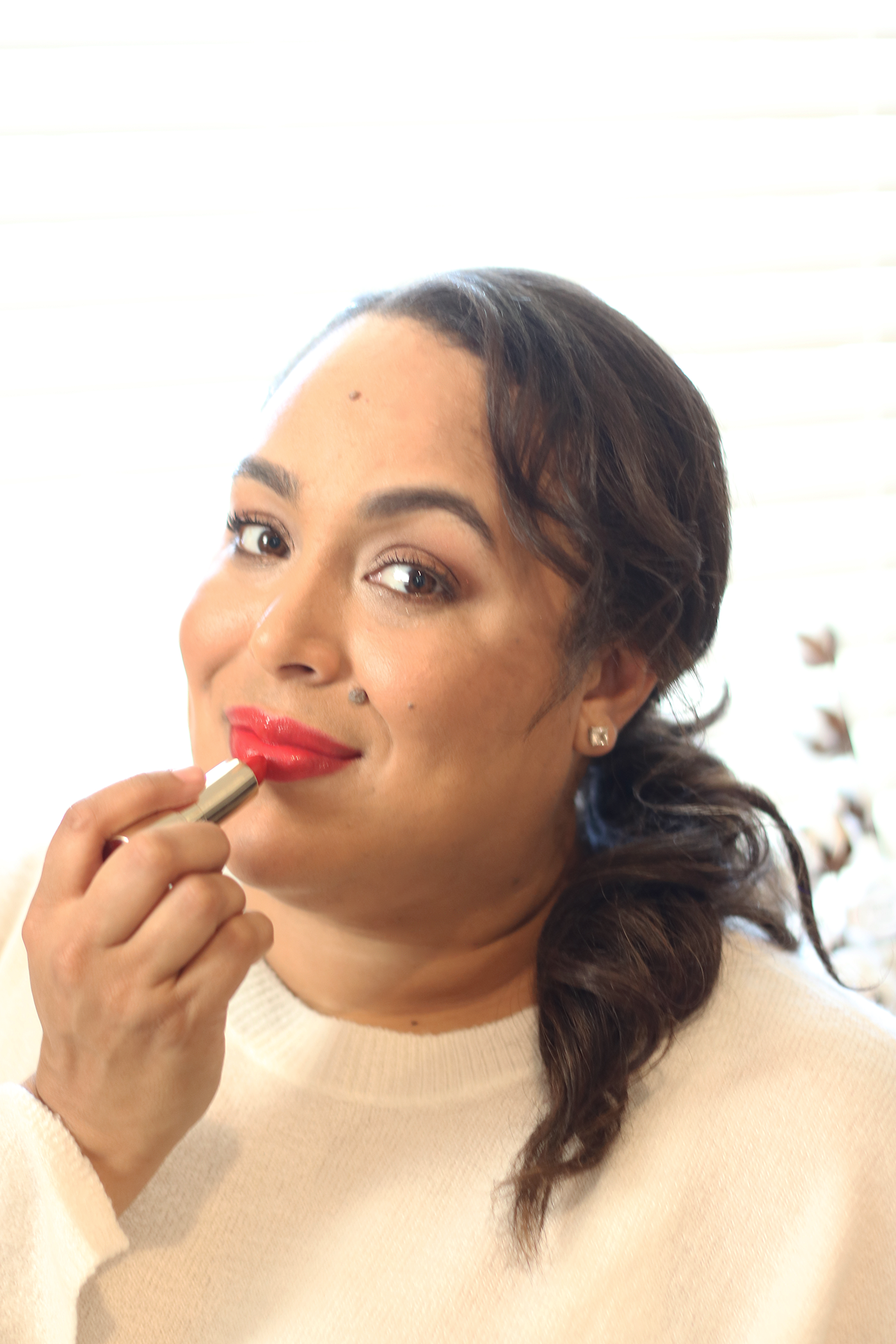 Bookmark this ASAP! Need the perfect holiday makeup look this year? See how Makeup Life and Love is getting holiday glam with the perfect holiday lip!
