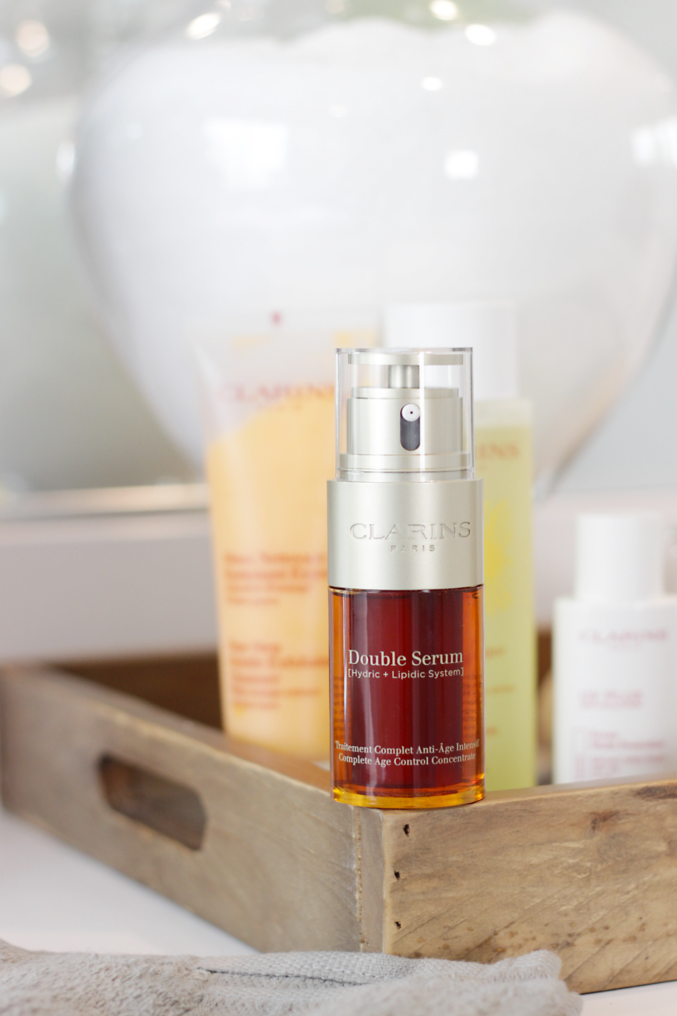 Clarins double serum. Clarins косметика Double Serum. Кларенс Дабл серум. Double Serum Clarins модели. Clarins Double Serum золотое яблоко.