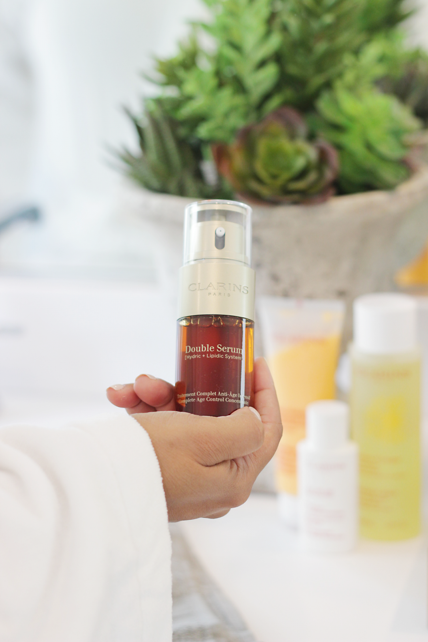 Bookmark this post ASAP! Looking for the BEST serum you can ever add to your skincare routine? See why Makeup Life and Love is OBSESSED with Clarins Double Serum