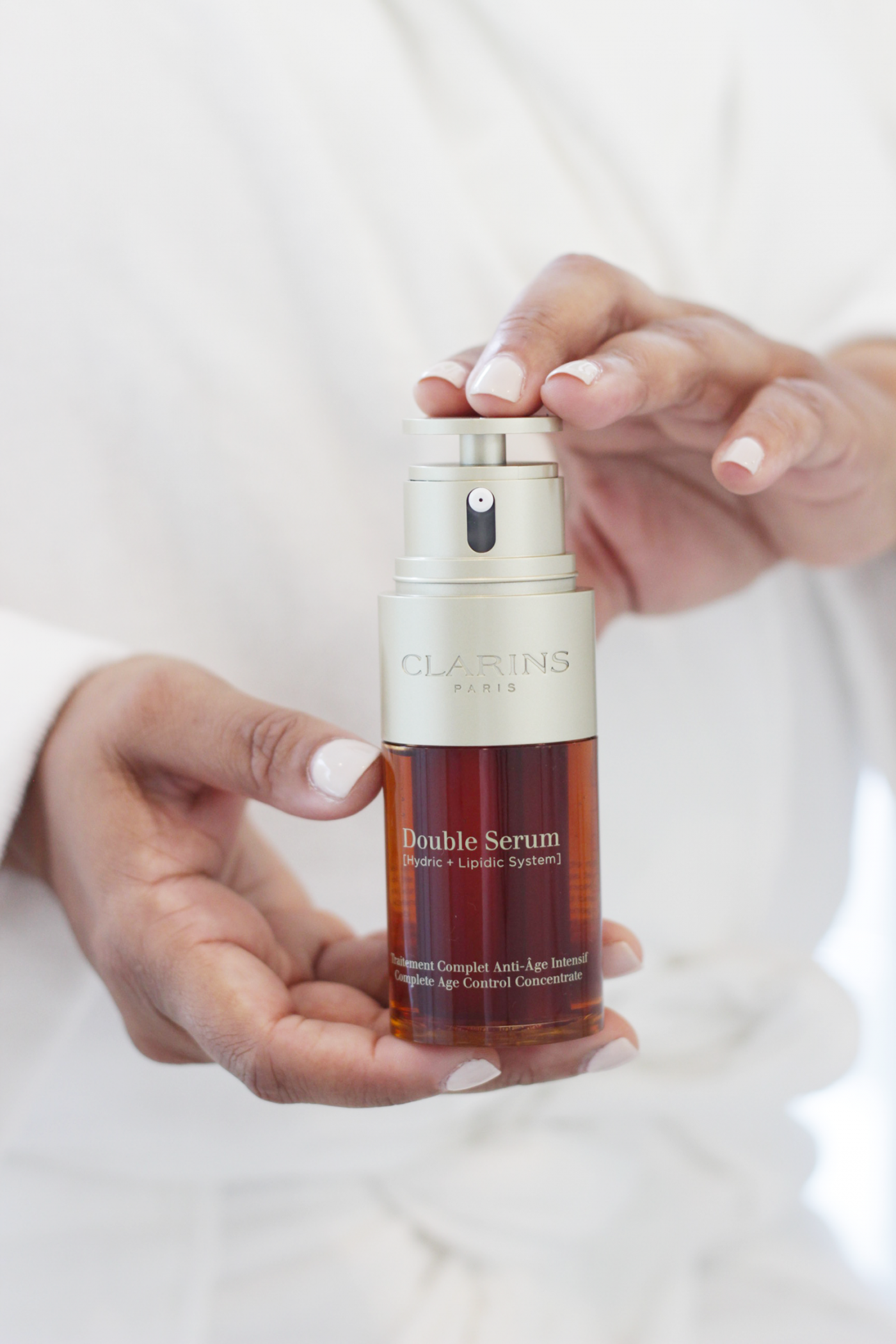 Bookmark this post ASAP! Looking for the BEST serum you can ever add to your skincare routine? See why Makeup Life and Love is OBSESSED with Clarins Double Serum