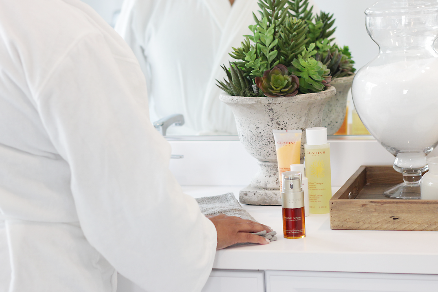 Bookmark this post ASAP! Looking for the BEST serum you can ever add to your skincare routine? See why Makeup Life and Love is OBSESSED with Clarins Double Serum