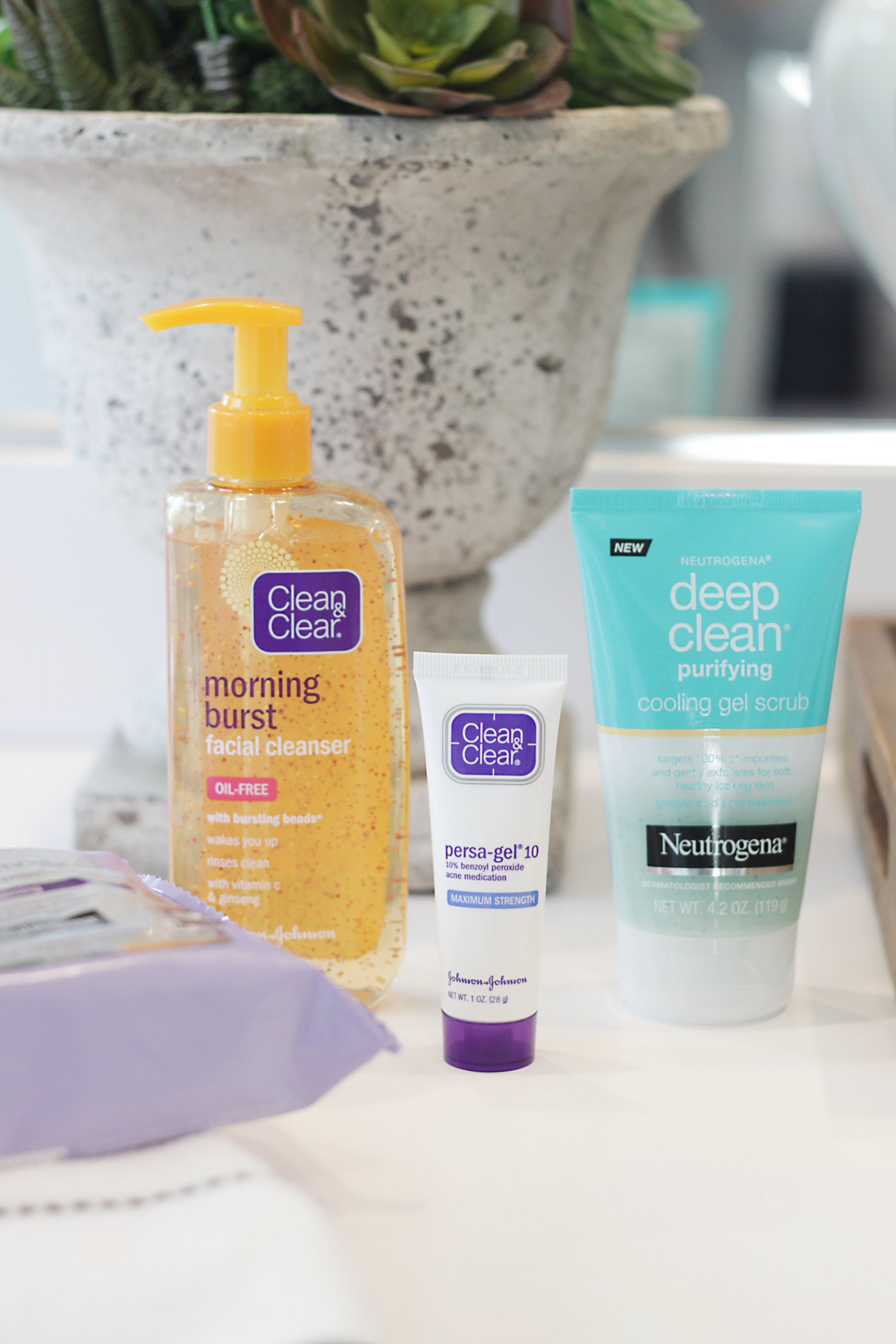 Breakouts SUCK! Time to say goodbye to pesky breakouts and hello to glowing skin. Makeup Life and Love is sharing an EASY 3 Step Nighttime Acne Routine that is perfect for all ages.