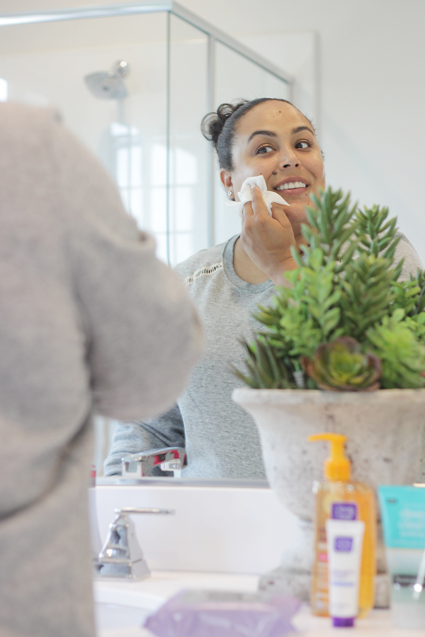 Breakouts SUCK! Time to say goodbye to pesky breakouts and hello to glowing skin. Makeup Life and Love is sharing an EASY 3 Step Nighttime Acne Routine that is perfect for all ages.