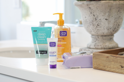 Breakouts SUCK! Time to say goodbye to pesky breakouts and hello to glowing skin. Makeup Life and Love is sharing an EASY 3 Step Nighttime Acne Routine that is perfect for all ages.