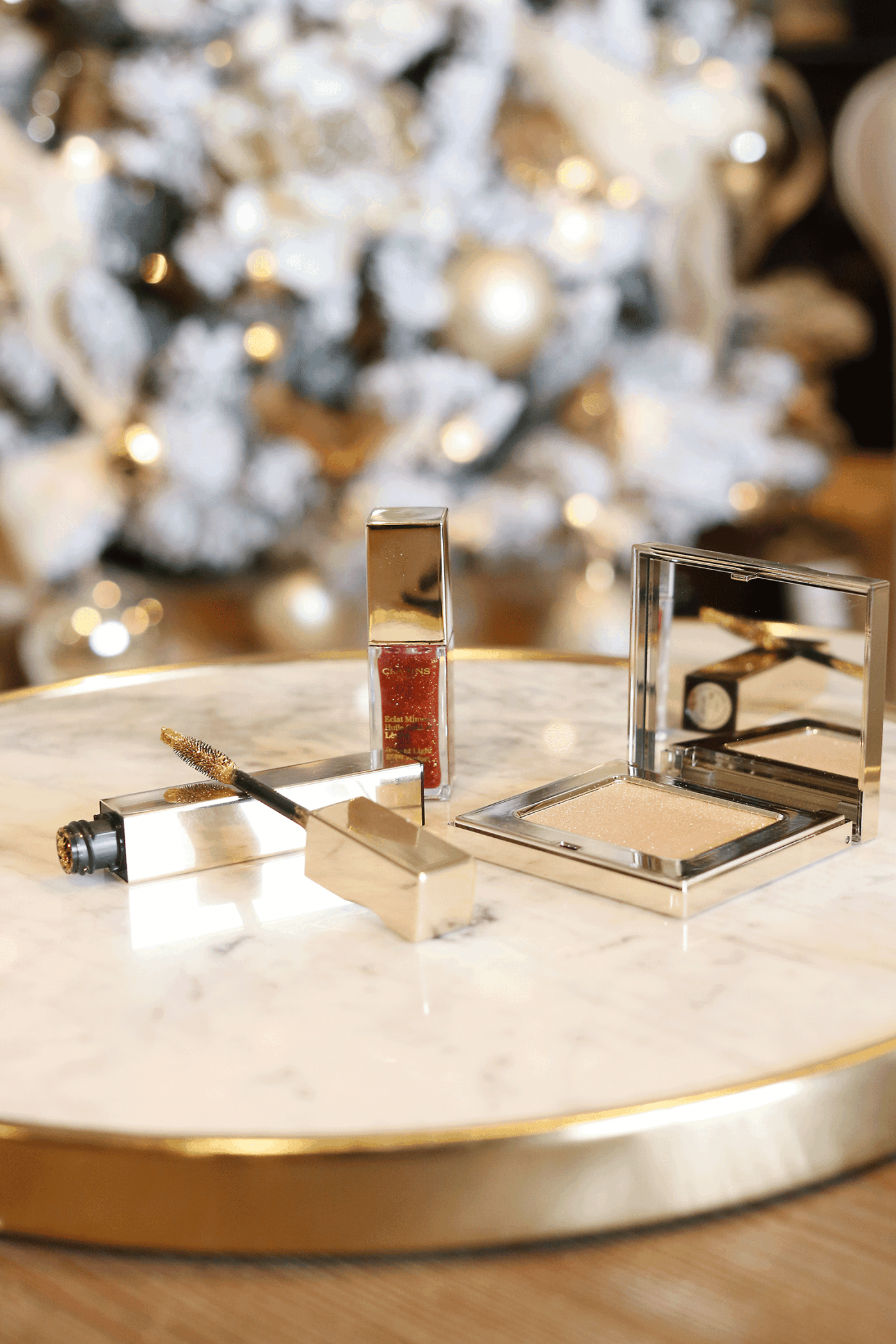 Looking for an easy holiday beauty look? Los Angeles Blogger Makeup Life and Love is sharing her easy holiday beauty look in 3 easy steps thanks to Clarins Shimmer and Shine collection! See them here!