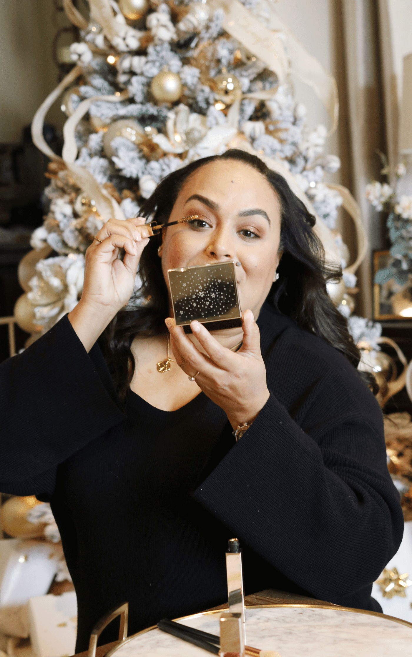 Looking for an easy holiday beauty look? Los Angeles Blogger Makeup Life and Love is sharing her easy holiday beauty look in 3 easy steps thanks to Clarins Shimmer and Shine collection! See them here!