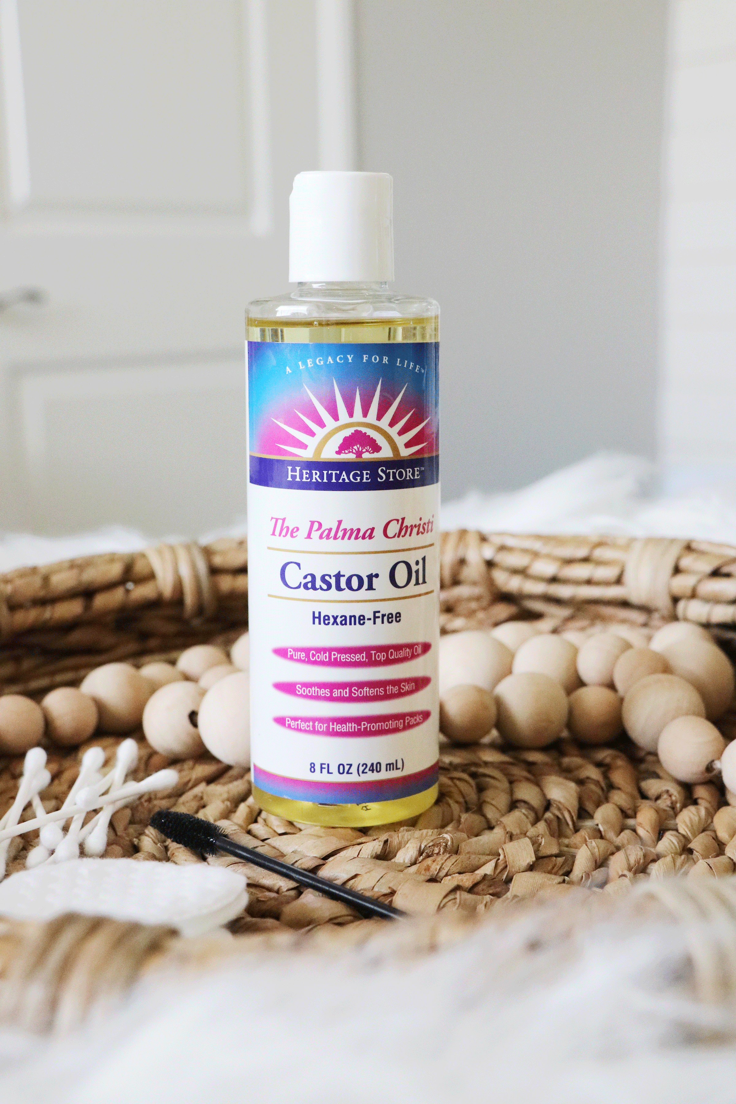 Looking to get fuller thicker brows and hair? Try Castor Oil. Los Angeles based blogger Makeup Life and Love is sharing her favorite ways and reasons you should give Castor Oil a try ASAP! Click to see them HERE!