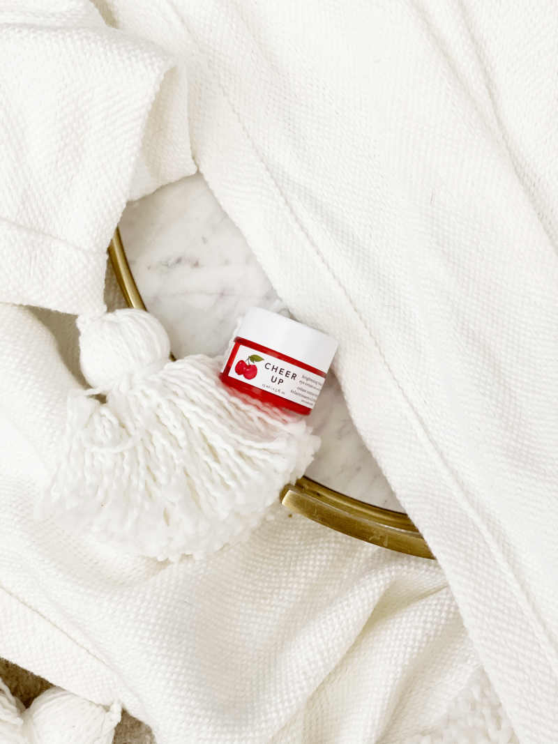 Looking for the perfect new eye cream? Los Angeles Skincare Blogger Jamie Lewis is sharing why Farmacy Cheer Up Brightening Eye Cream will be your favorite new eye cream HERE!