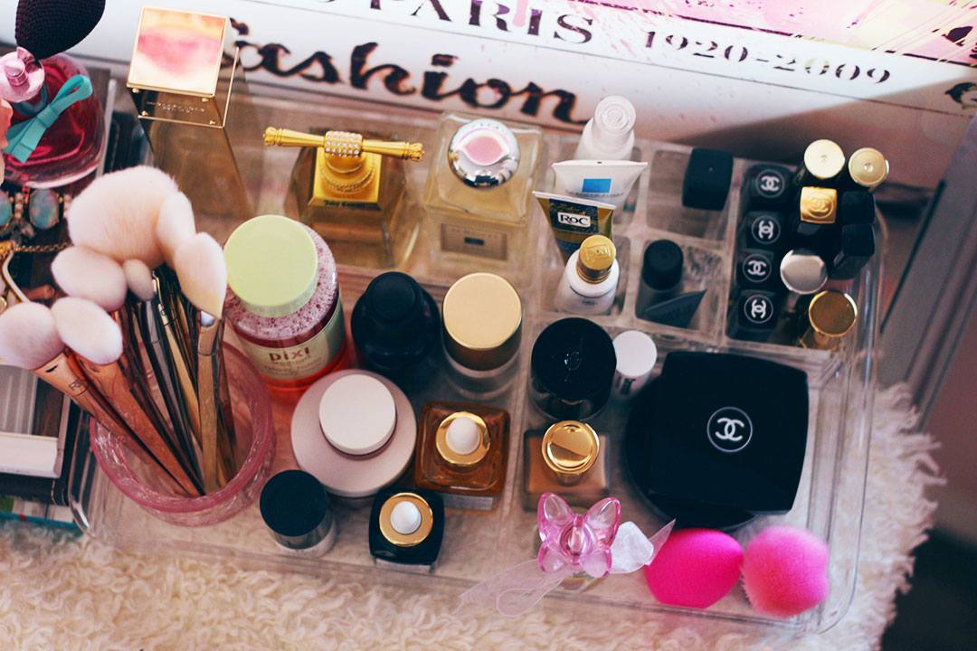 Stuck on how to organize your makeup collection, yet stay chic and stylish? Take a trip down memory lane as a oldie but goodie favorite comes to the rescue. Time to cue the caboodles- Makeup Life and Love- #ad - #CueTheCaboodles - #pmedia