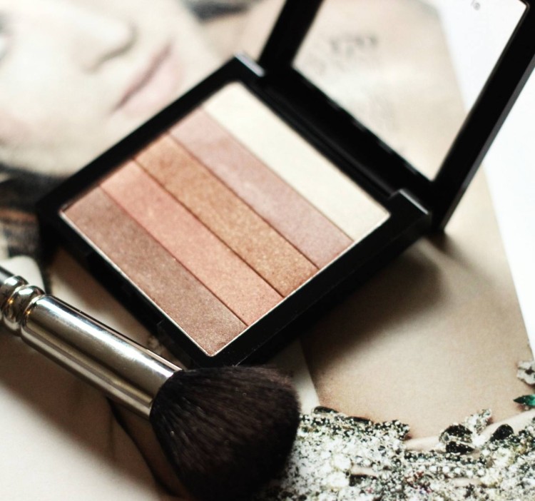 Have champagne beauty taste on a  drugstore budget? Then you have come to the right place, keep reading as Jamie shares her favorite new Budget Beauty buy that rivals a highness highlighting palette. - Revlon Highlighting Palette
