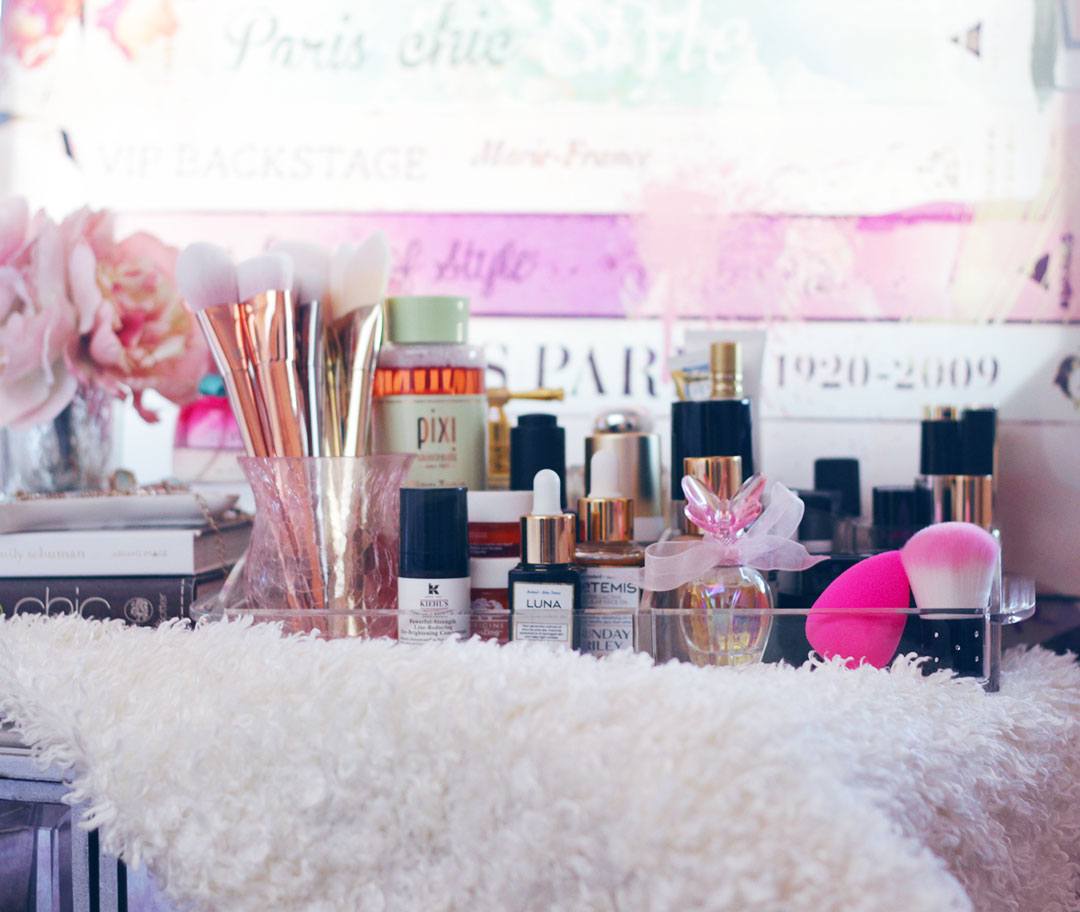 Stuck on how to organize your makeup collection, yet stay chic and stylish? Take a trip down memory lane as a oldie but goodie favorite comes to the rescue. Time to cue the caboodles- Makeup Life and Love- #ad - #CueTheCaboodles - #pmedia